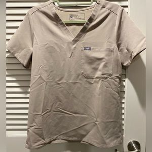 Women’s Boulder Catarina (Small). 1 pocket Scrub Top.